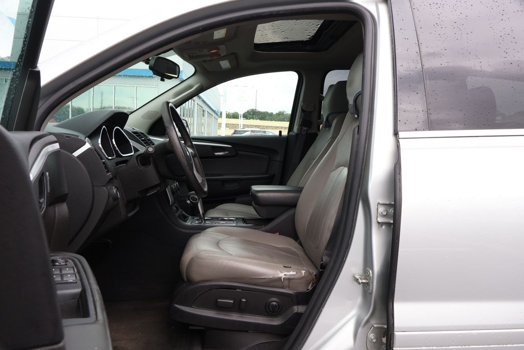 Thumbnail: 2011 Chevrolet Traverse - 12