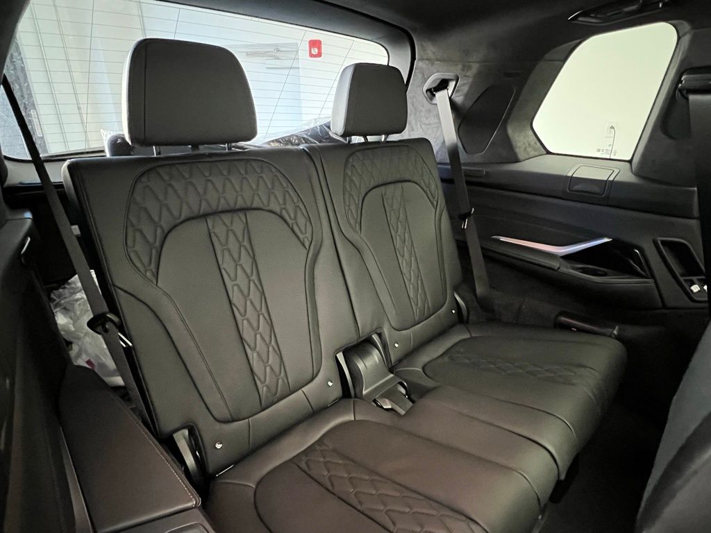Thumbnail: 2026 BMW X7 - 9