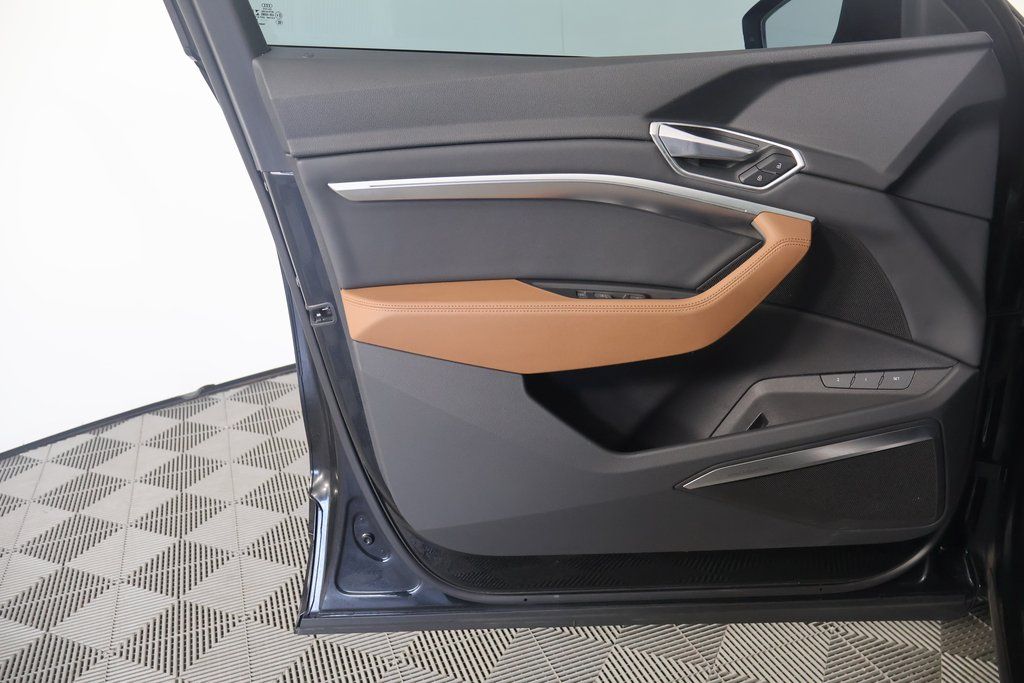 2022 Audi e-tron Premium Plus 12