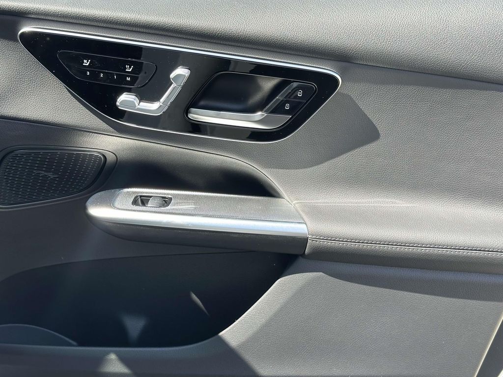 2025 Mercedes-Benz GLC 300 12
