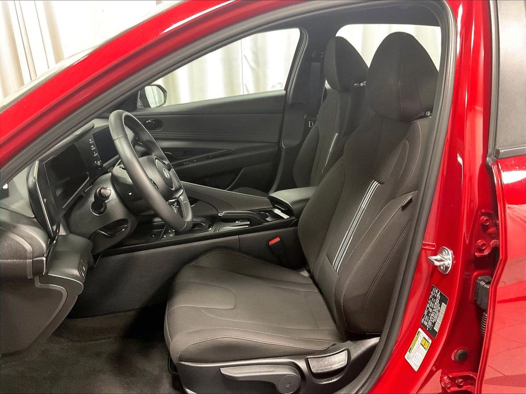 2025 Hyundai Elantra — photo 10