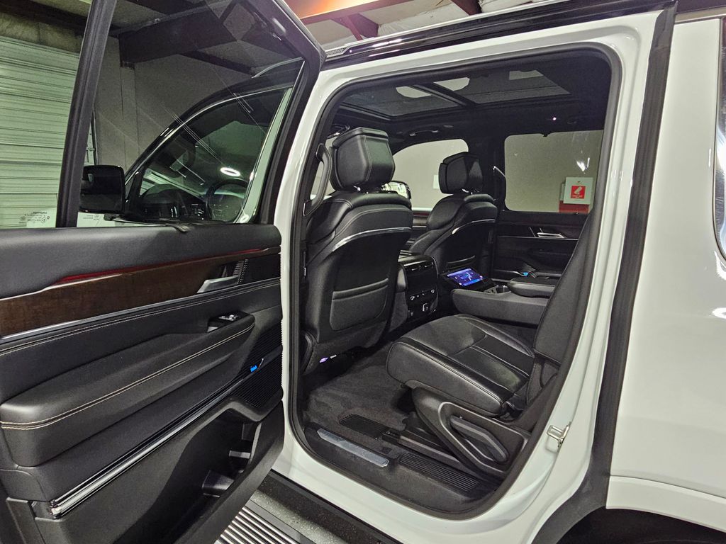 Used 2023 White Jeep Base image 13