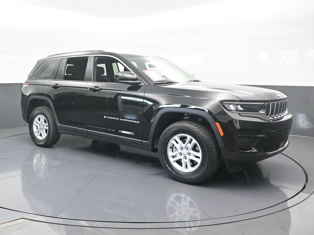 Used 2025 Diamond Black Crystal Pearlcoat Jeep Laredo image 8