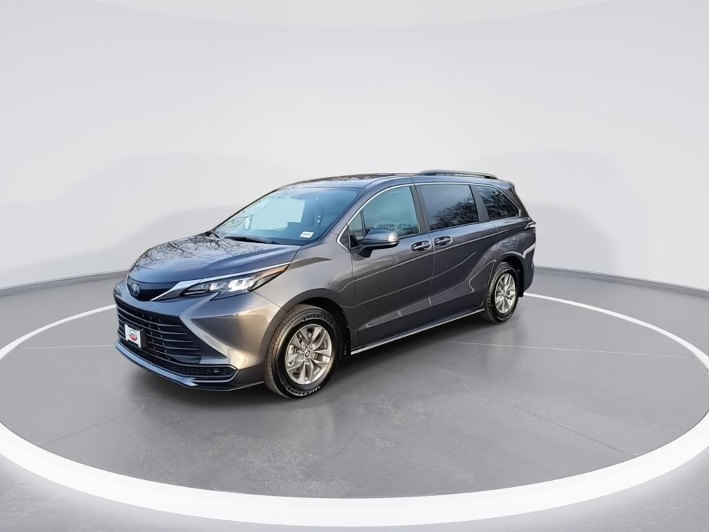 2025 Toyota Sienna LE 4