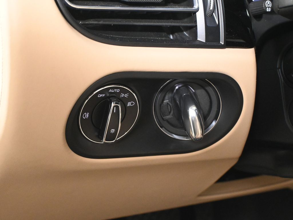 Thumbnail: 2025 Porsche Macan - 28