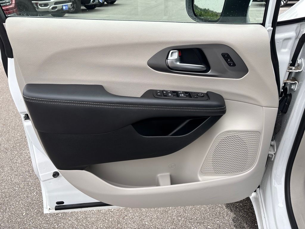 Used 2023 Chrysler Pacifica Van