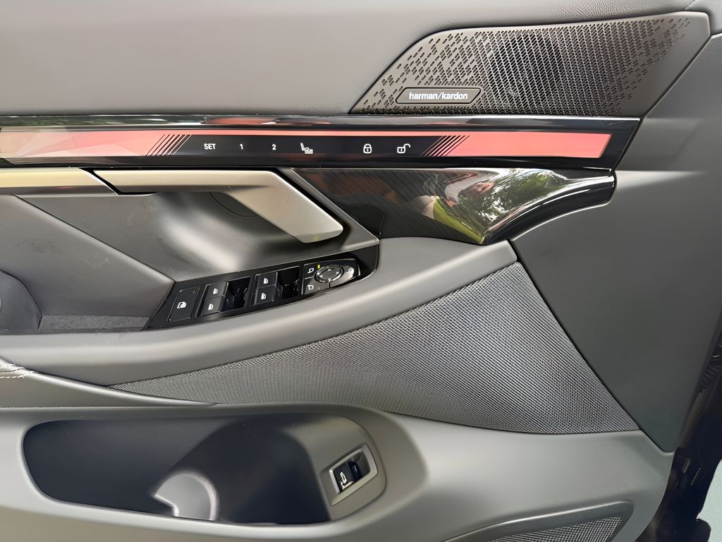 New 2027 Black BMW 550e xDrive image 12