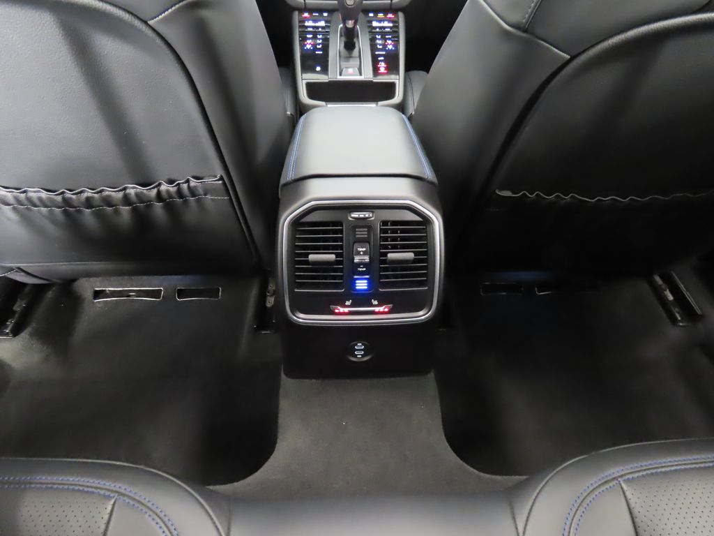 Thumbnail: 2022 Porsche Macan - 32