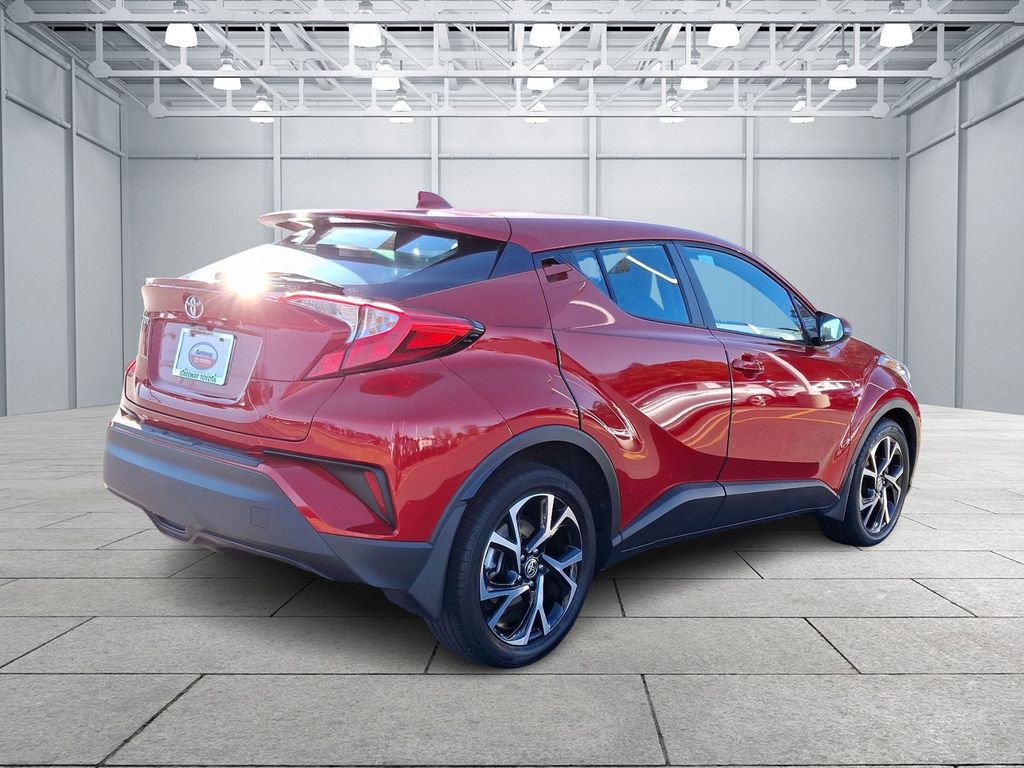 2022 Toyota C-HR XLE 4