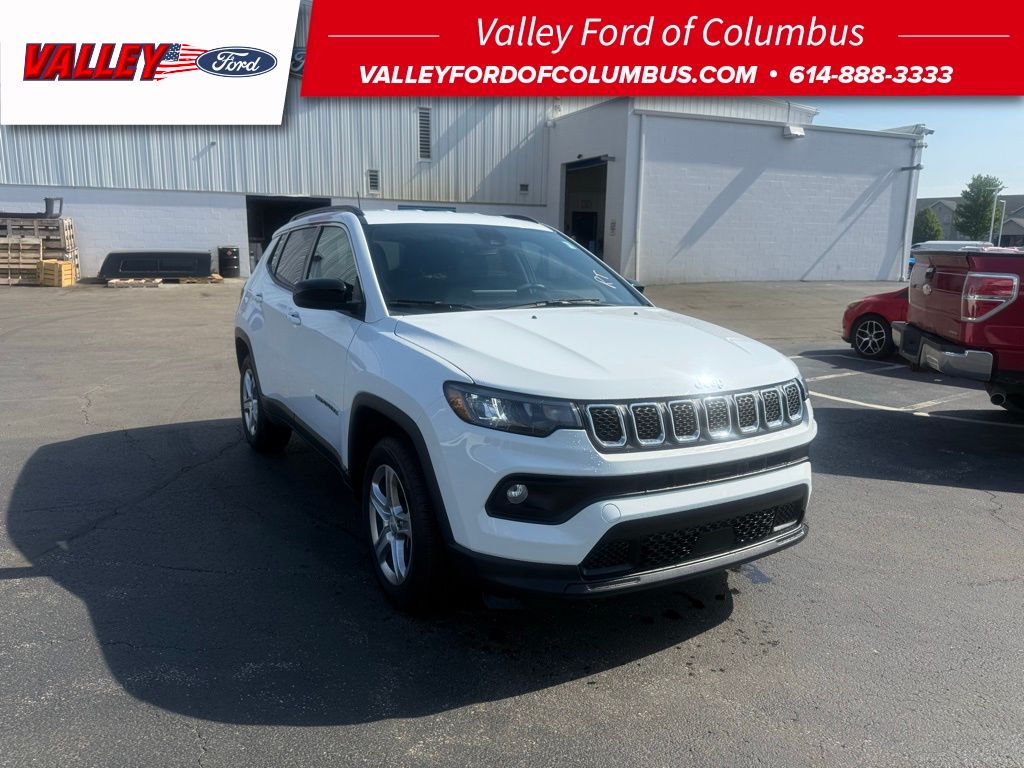 Bright White Clearcoat 2023 Jeep Compass Latitude 4WD SUV / Crossover Four-Wheel Drive 8-Speed Automatic