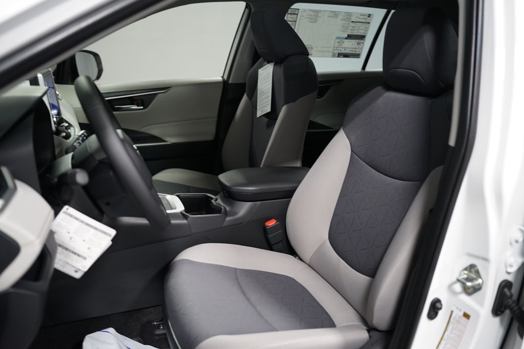 2025 Toyota RAV4 XLE 27