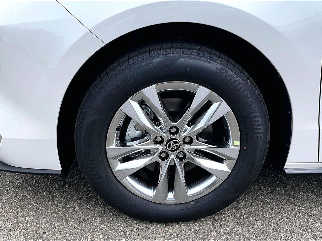 2026 Toyota Sienna — photo 8
