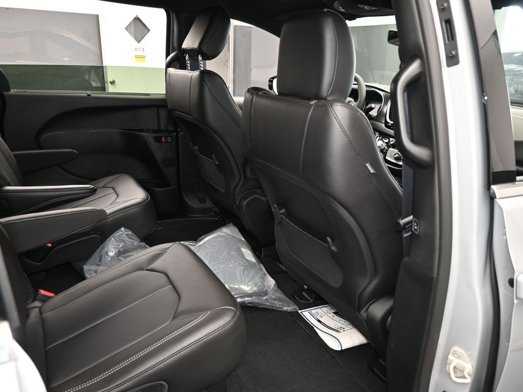 New 2026 Silver Mist Clearcoat Chrysler LX image 37