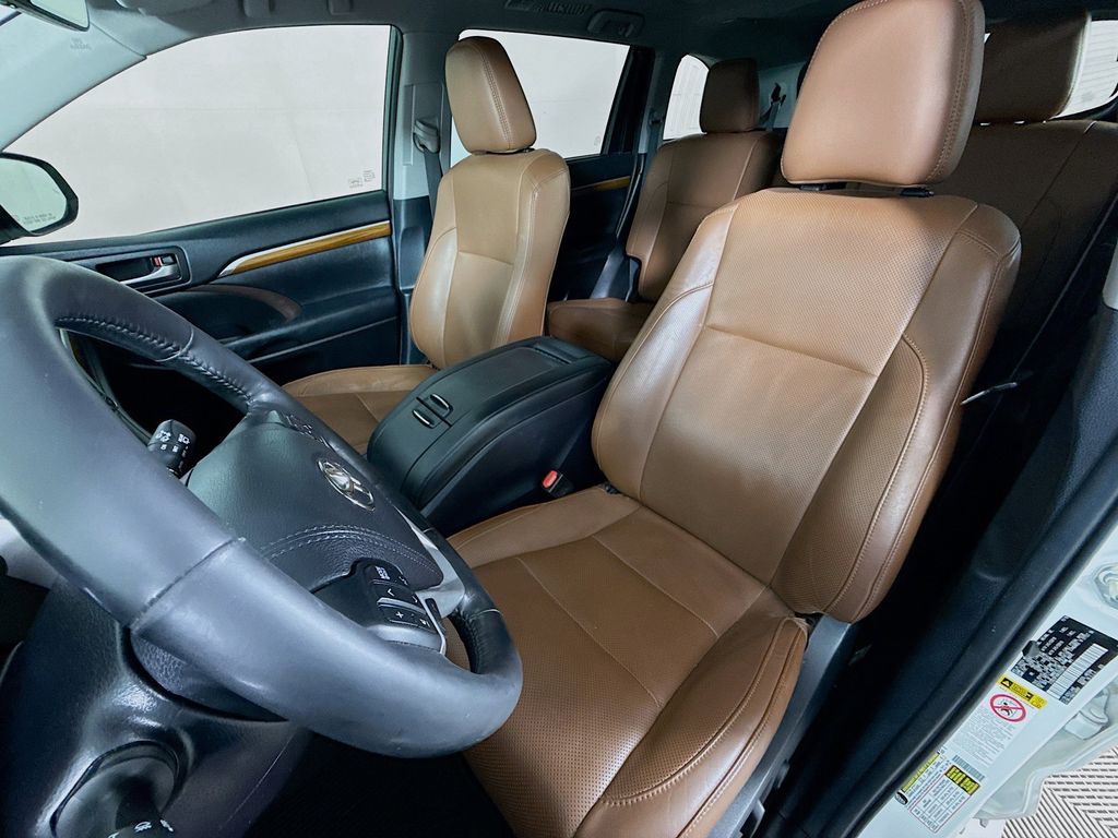 Thumbnail: 2019 Toyota Highlander - 21