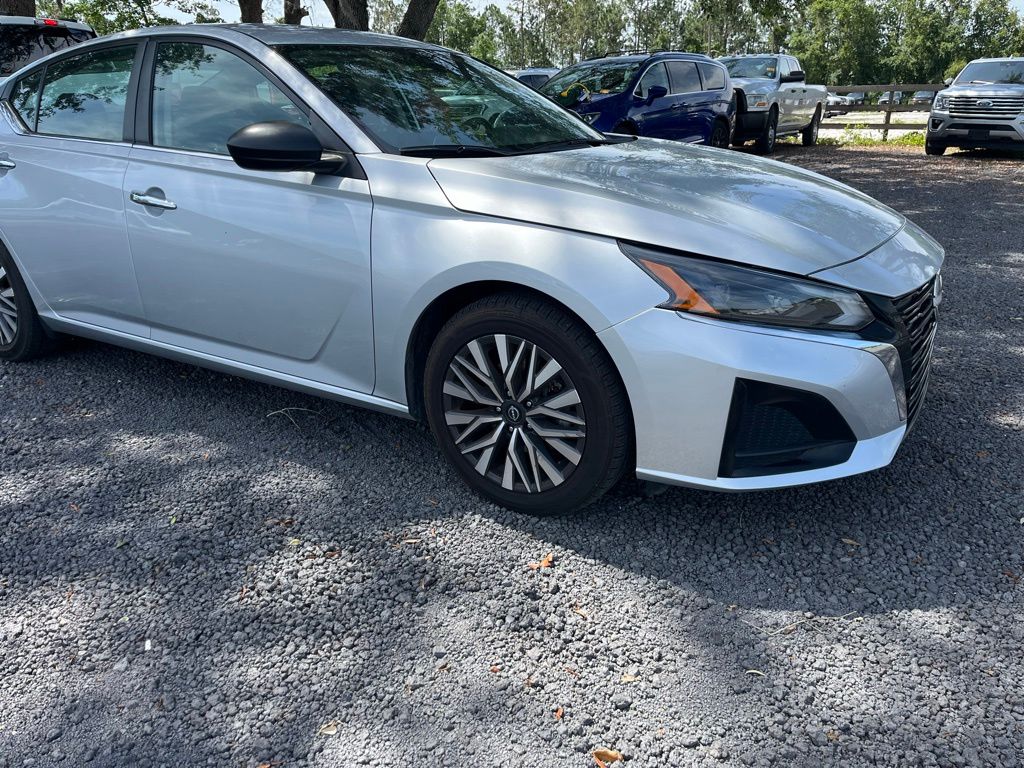 2024 Brilliant Silver Metallic Nissan Altima 2.5 SV FWD Sedan