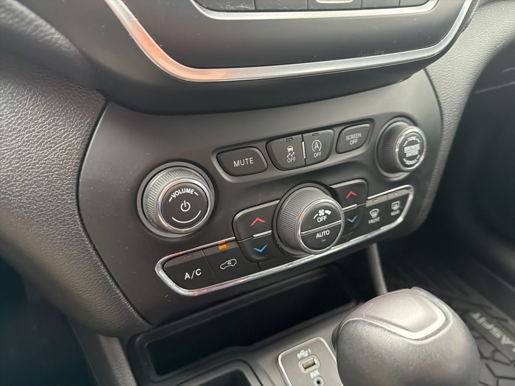 Thumbnail: 2021 Jeep Cherokee - 32