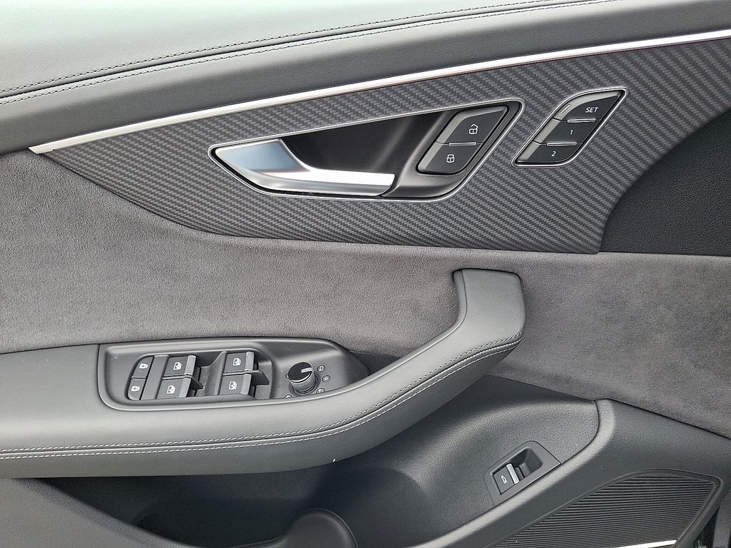 Thumbnail: 2026 Audi RS Q8 - 12