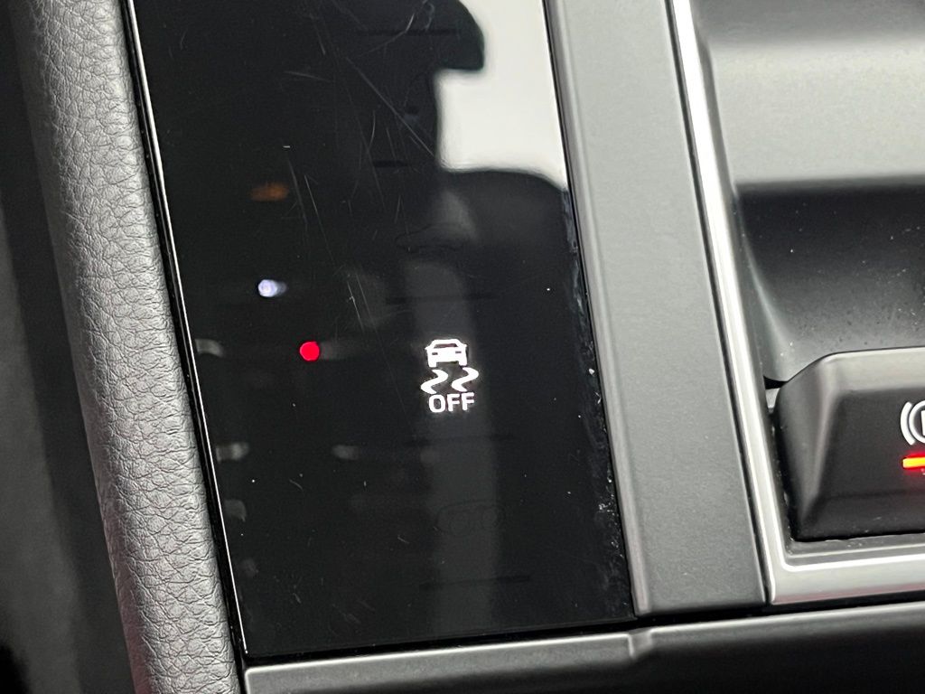 Thumbnail: 2025 Porsche Macan - 18