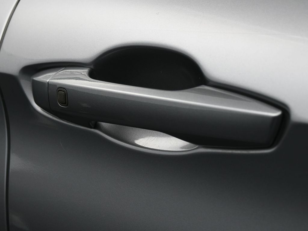 Used 2022 Silver Mitsubishi SE image 27