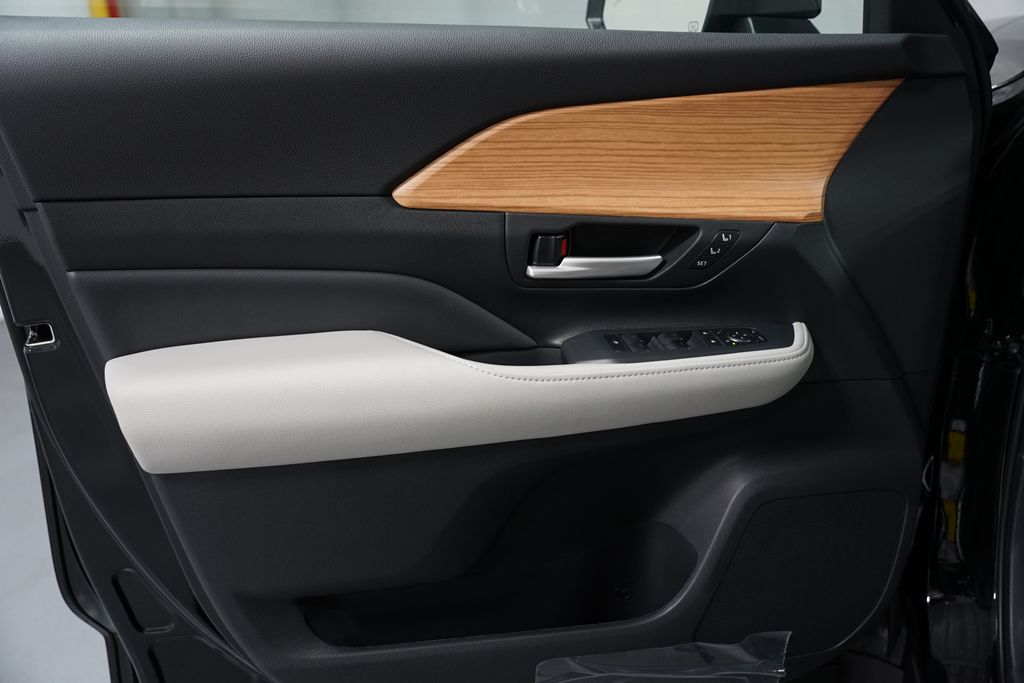 Thumbnail: 2026 Toyota Grand Highlander - 32