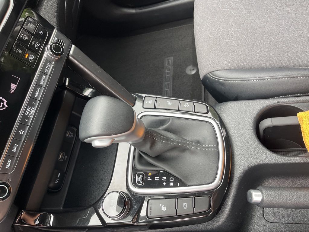 Used 2024 White Kia X-Line image 17