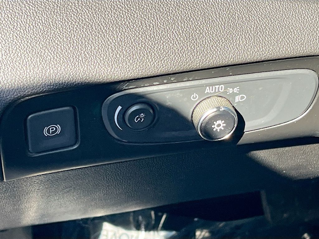 Used 2021 Black Buick Essence image 10