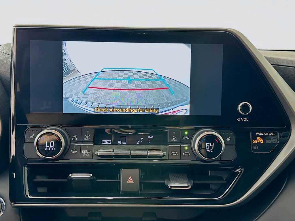 2023 Toyota Highlander XLE 13