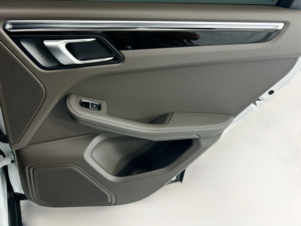 Thumbnail: 2023 Porsche Macan - 27