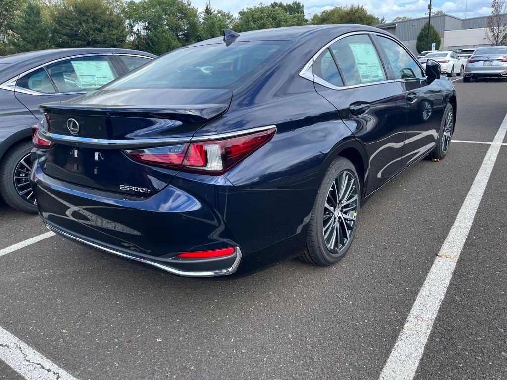 2025 Lexus ES 300h photo 3