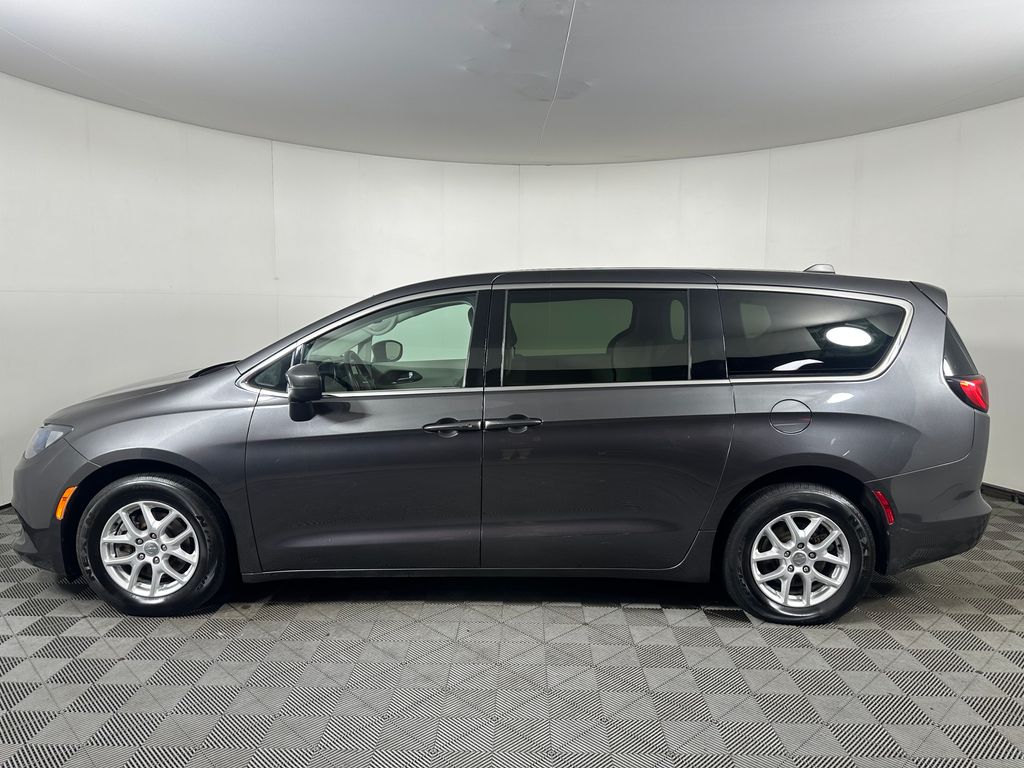 Photo 2 of 2017 Chrysler Pacifica LX