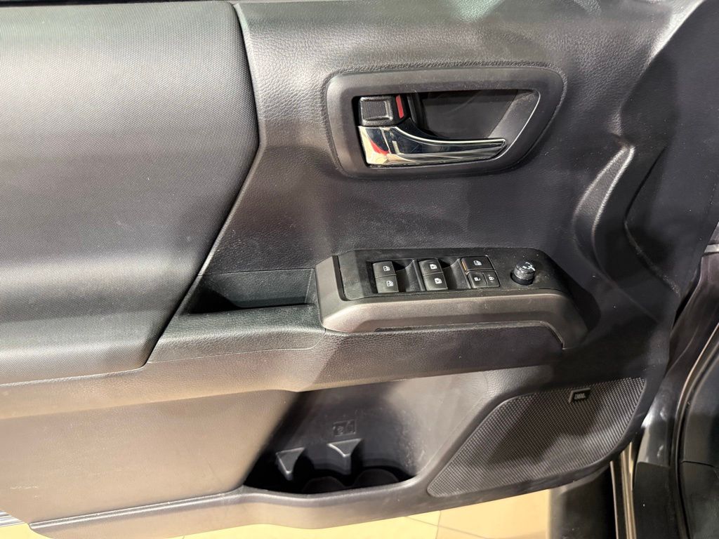 Thumbnail: 2020 Toyota Tacoma - 15
