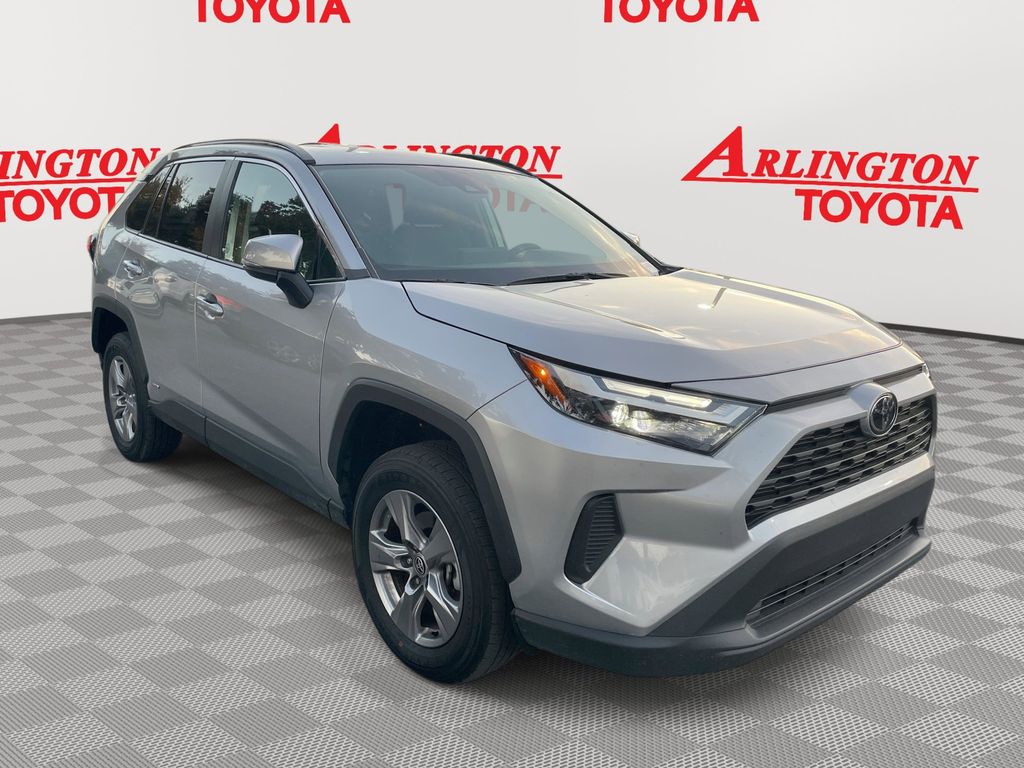 2025 Toyota RAV4 XLE's photo