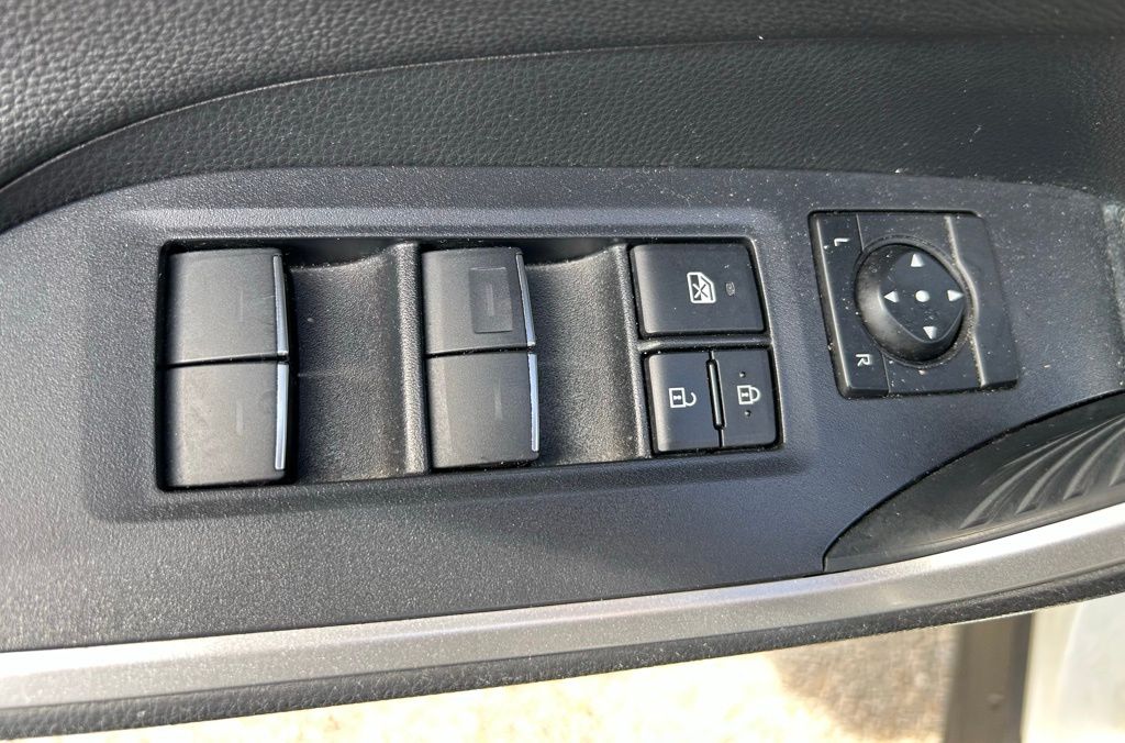 Thumbnail: 2022 Toyota RAV4 - 17