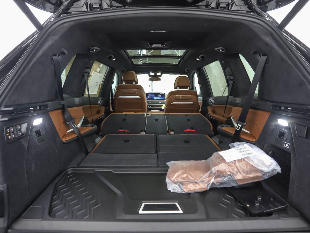 Thumbnail: 2026 BMW X7 - 30