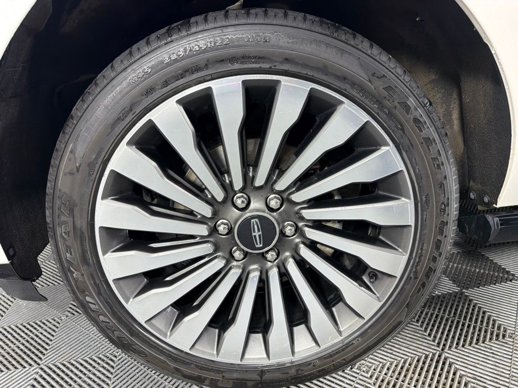 Thumbnail: 2019 Lincoln Navigator L - 10