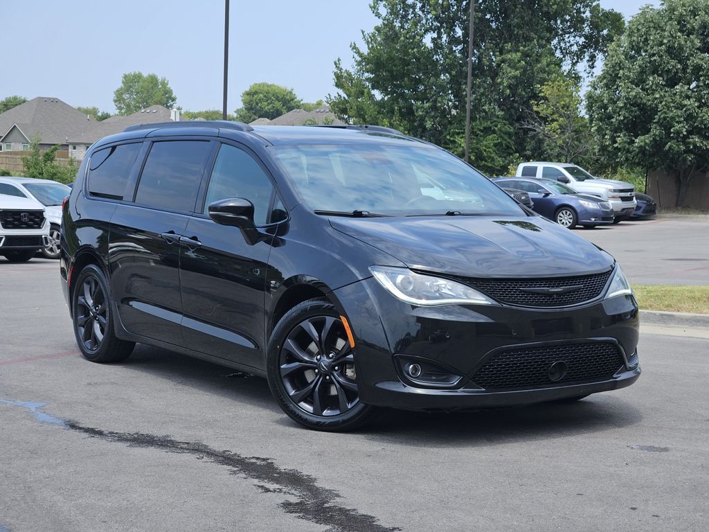 Brilliant Black Crystal Pearlcoat 2020 Chrysler Pacifica Minivan Front-Wheel Drive 9-Speed Automatic