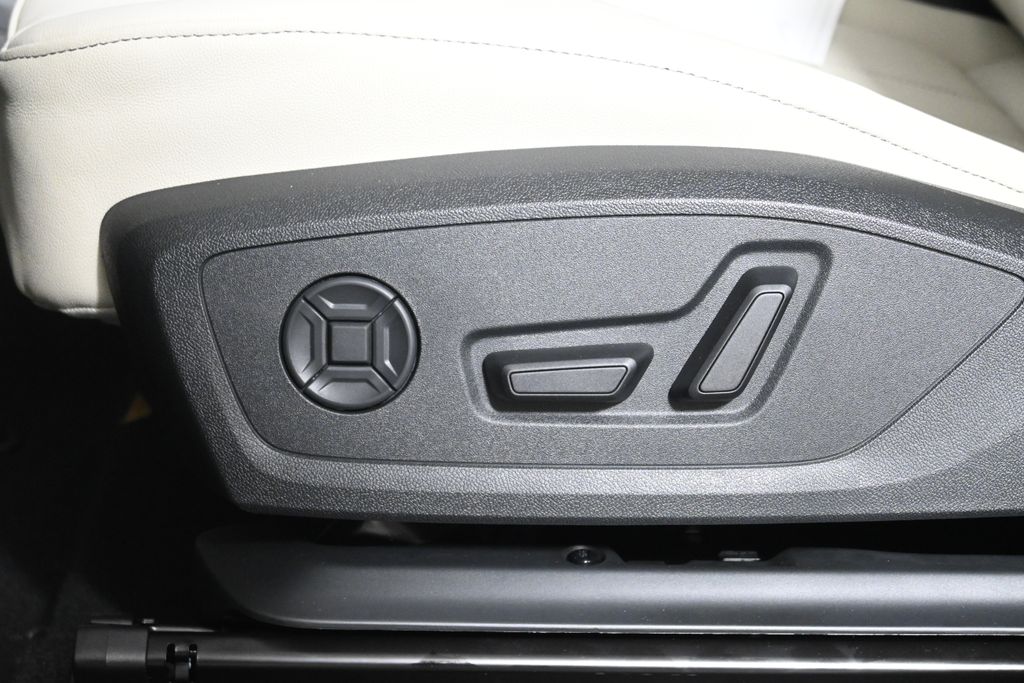 Thumbnail: 2025 Audi Q6 e-tron - 24