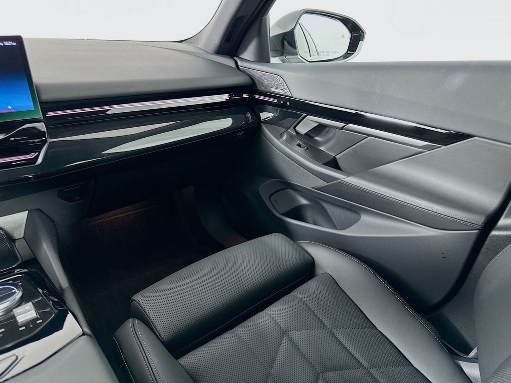 Thumbnail: 2025 BMW 5 Series - 24