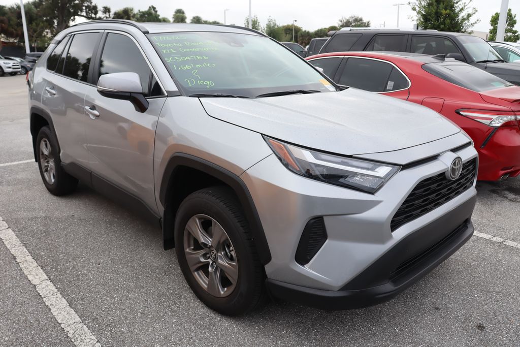 2025 Toyota RAV4 XLE 6