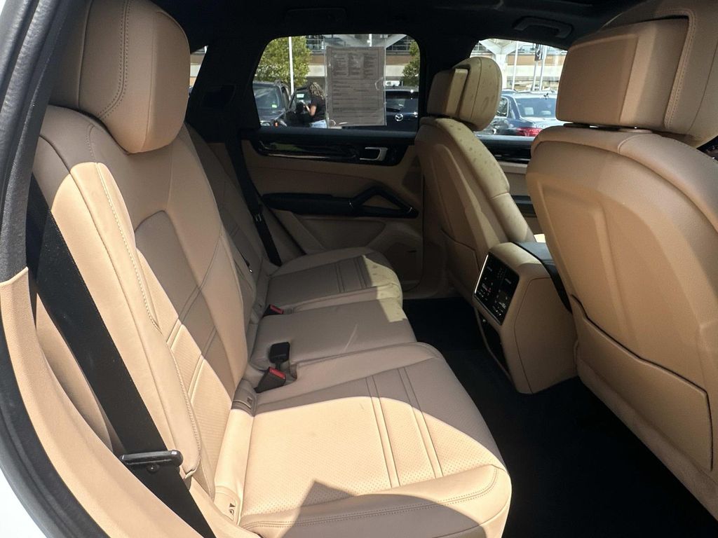Thumbnail: 2022 Porsche Cayenne - 12
