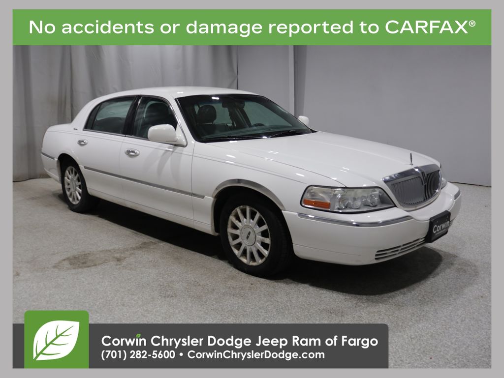 White 2006 Lincoln Town Car Sedan Rear-Wheel Drive 4-Speed Automatic Overdrive