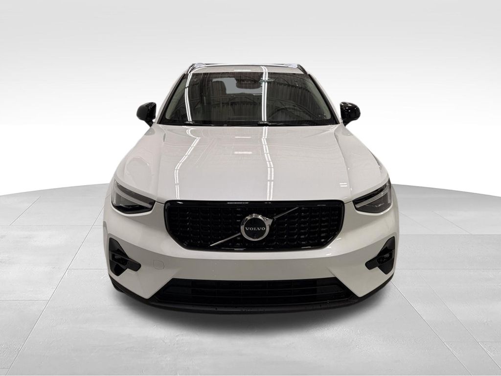Thumbnail: 2025 Volvo XC40 - 3