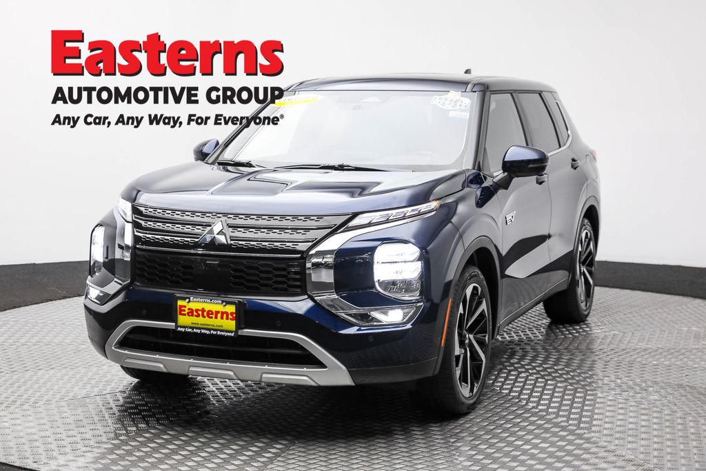 2023 Mitsubishi Outlander Plug-In Hybrid SE's photo