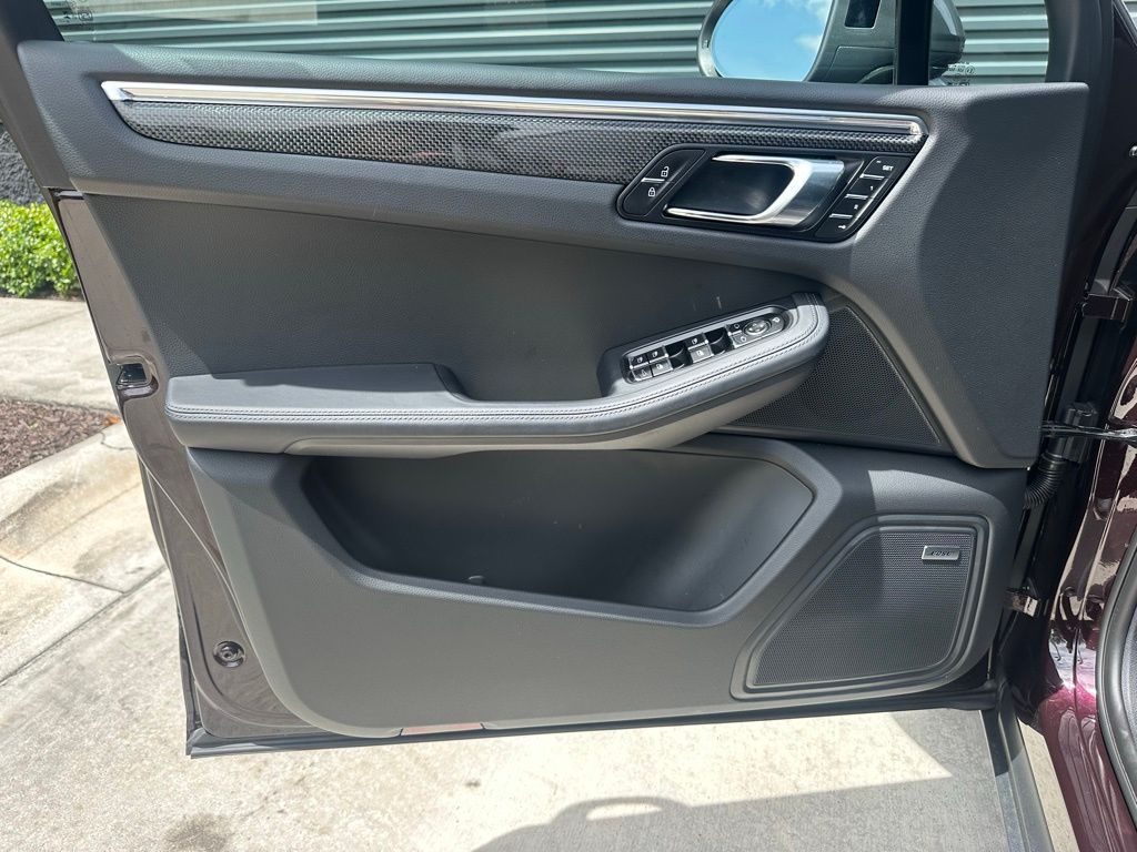 Thumbnail: 2026 Porsche Macan - 19