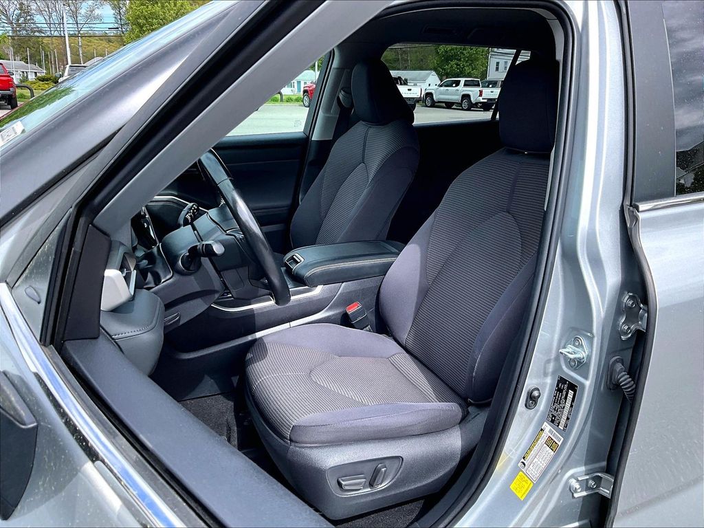 2023 Toyota Highlander — photo 10