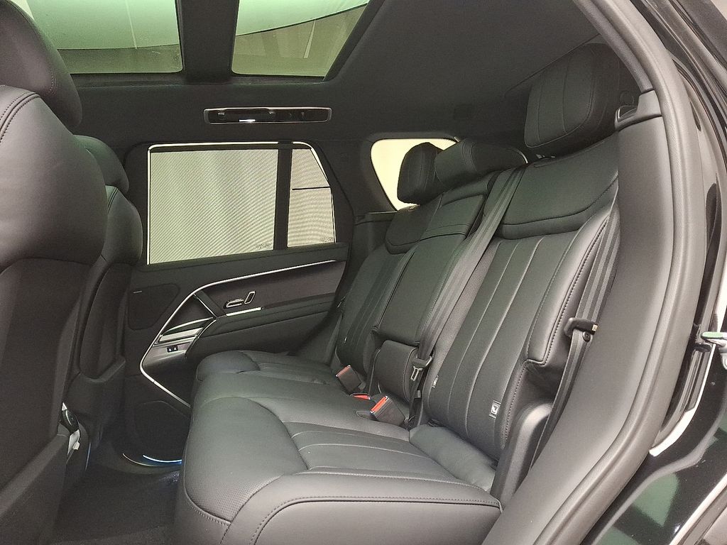 2025 Land Rover Range Rover SE 6