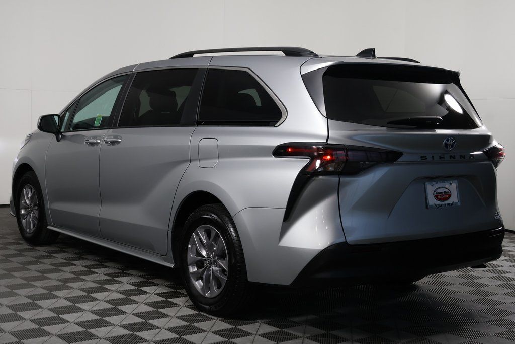 2024 Toyota Sienna XLE 6