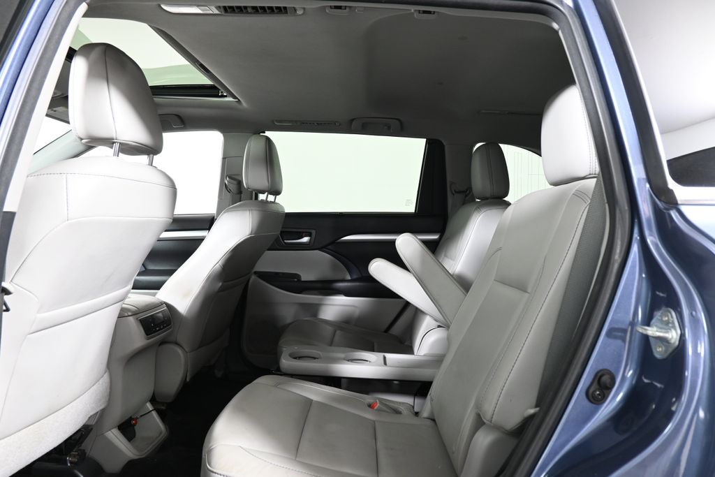 Thumbnail: 2016 Toyota Highlander - 7
