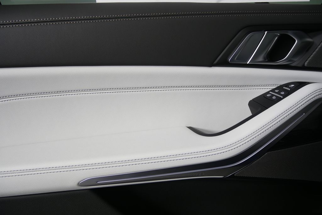 Thumbnail: 2026 BMW X7 - 14
