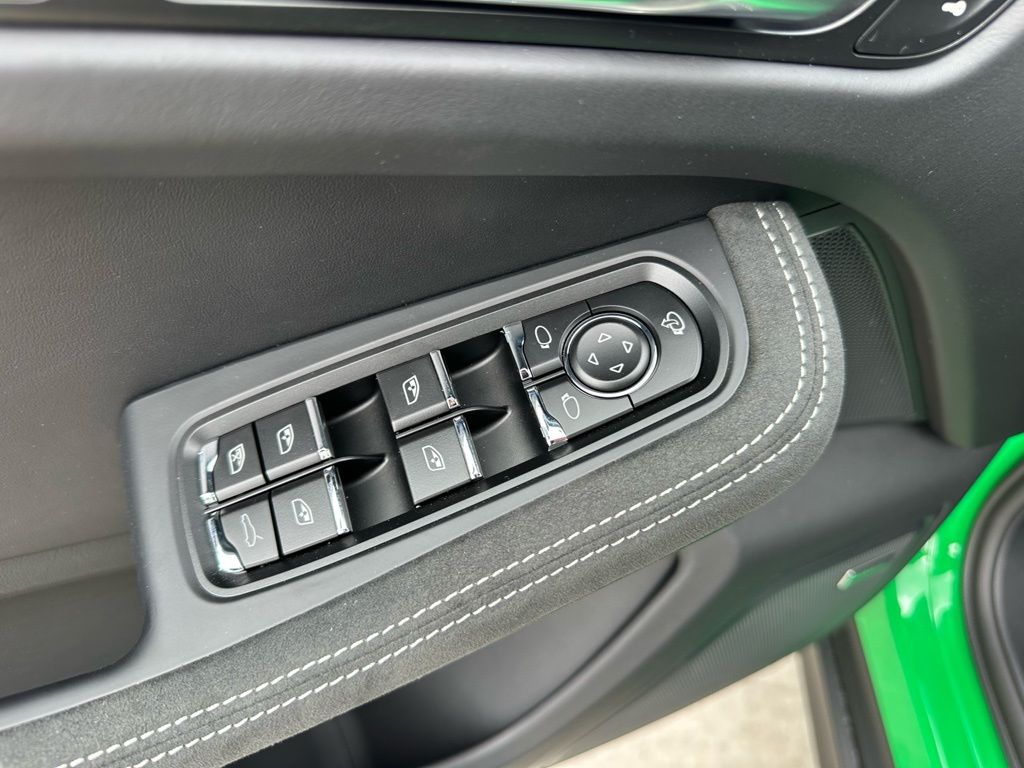 Thumbnail: 2026 Porsche Macan - 22